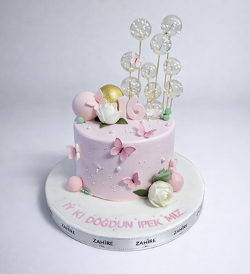 Çiçekli ve Şekerli Pasta