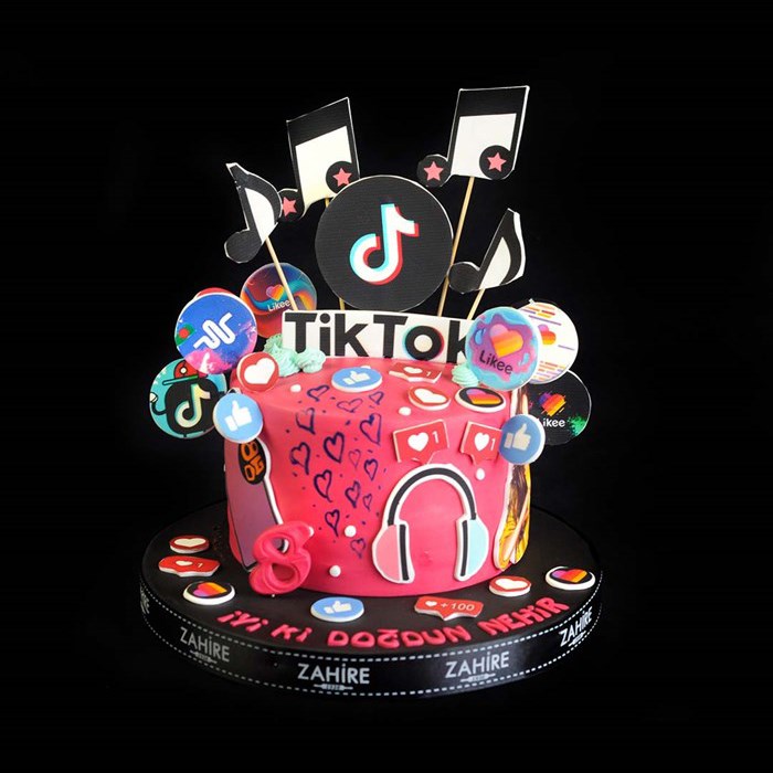 tiktok temalı pasta