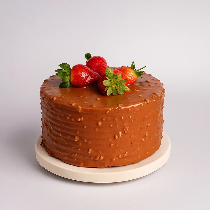 Çikolatalı Çilekli Sütlü Çikolata Soslu Pasta